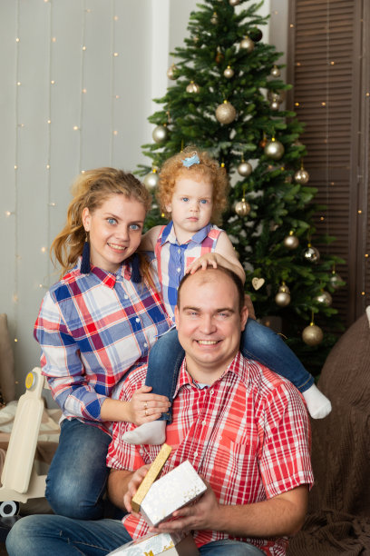 幸福的家庭在圣诞树的内部。新2020年图片下载