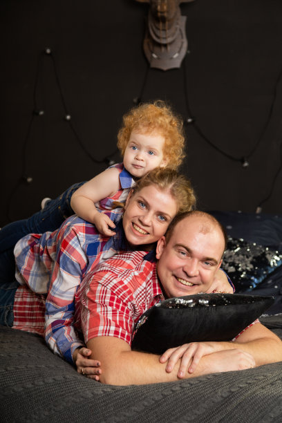 幸福欢乐的一家人在新年的床上。2020年新年快乐图片下载