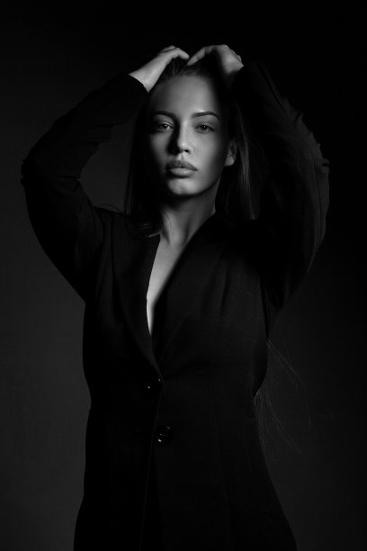 对比黑白肖像的一个美丽的女孩。在一个简单的。图片下载