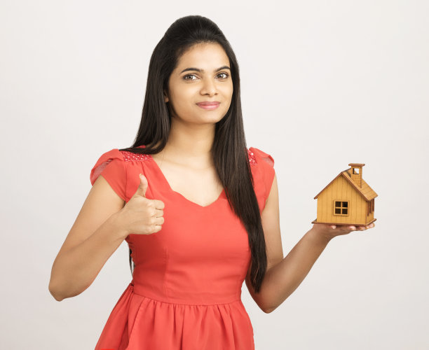 可爱的印度女人拿着房子模型图片下载