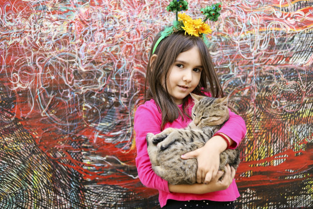 戴着圣诞帽的小女孩抱着一只猫图片下载