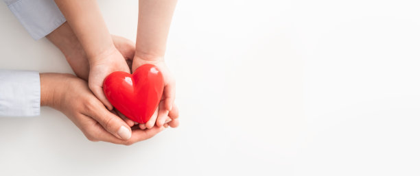 大人和小孩抱着红心。图片下载