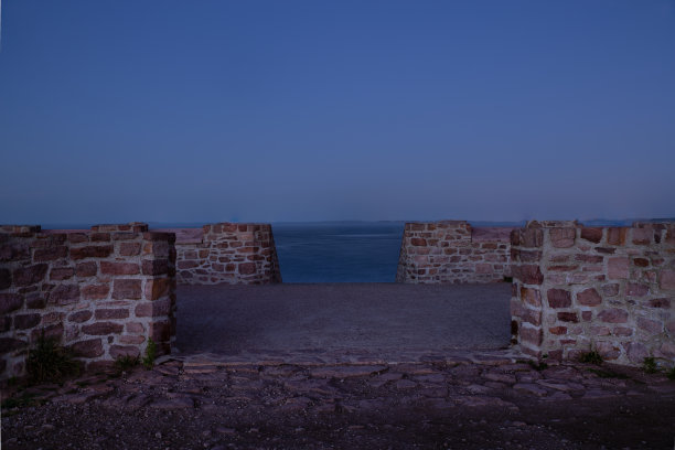 一扇通向大海的门。图片下载