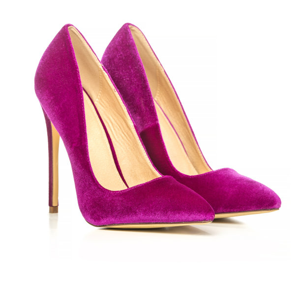 经典细高跟鞋在粉色麂皮图片下载