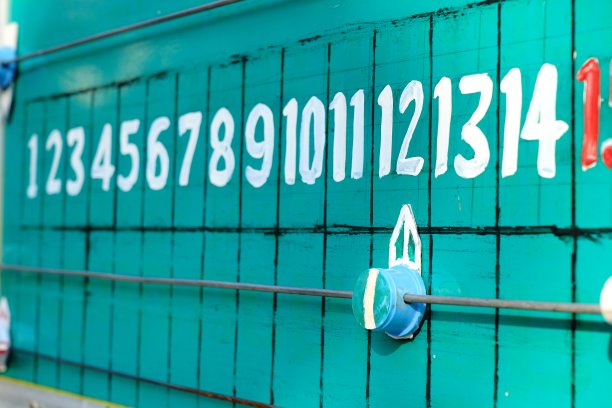 佩坦克球场的佩坦克绿色木制记分板图片下载