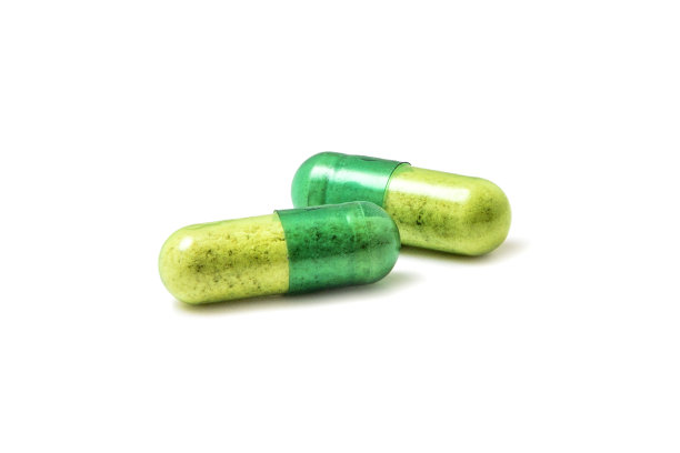 绿色药丸孤立在白色背景上图片下载