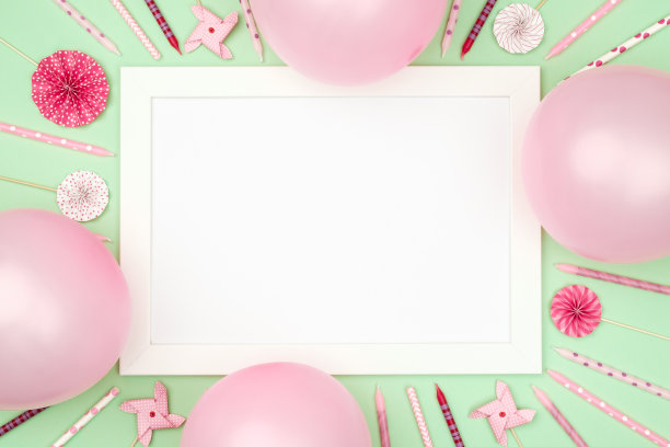 圣诞球和相框上时尚多彩的桌面视图。时尚背景。平的。派对模型或邀请图片下载