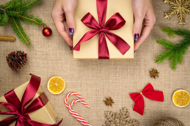 新年晚会背景。2020年圣诞庆祝模式。圣诞金饰上孤立亚麻质地。节日喜庆概念图片下载