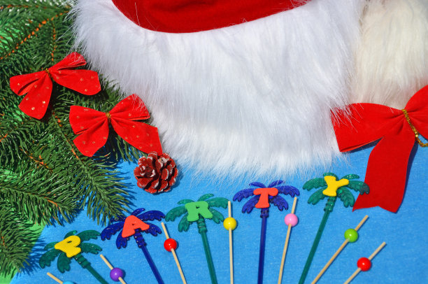 圣诞老人的帽子放在云杉树枝和玩具对面的水池里。图片下载