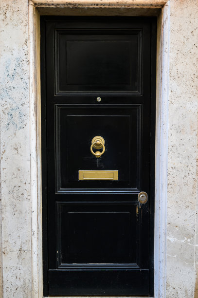 罗马,意大利。古老的入口黑门。图片下载