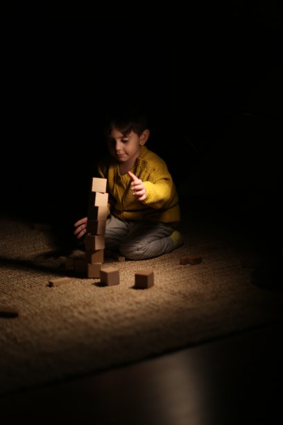 男孩玩积木图片下载