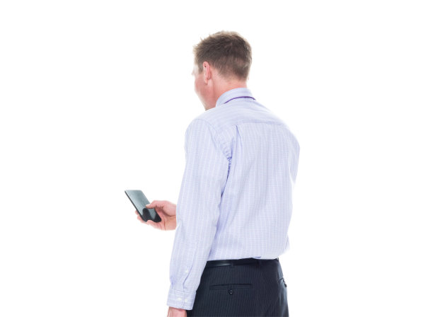 向下看/一人/后视图/腰部以上20-29岁的成年人英俊的人白人男性/年轻人商务人士/商人/经理站着穿着商务休闲装/智能休闲装，拿着手机/使用智能手机图片下载