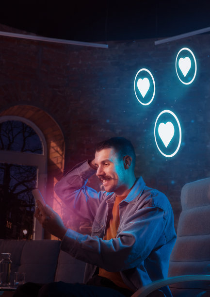 晚上在家里使用电子设备的人会收到霓虹灯的通知图片下载