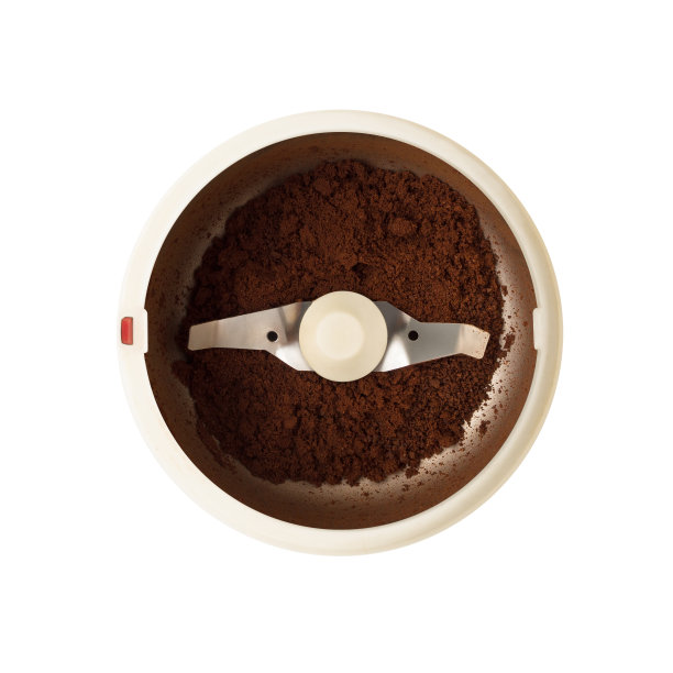 咖啡研磨机与磨碎的豆子隔离在白色图片下载