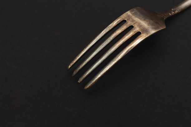 深色背景上的旧叉子图片下载