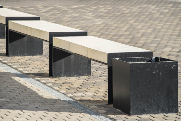 城市里的混凝土长椅。垃圾缸。图片下载