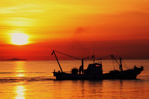 渔船上美丽的夕阳背景图片下载