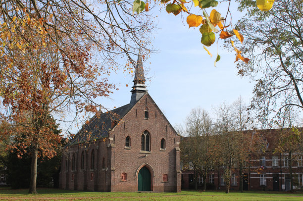 圣阿列克谢教堂和贝居尼日，Dendermonde，比利时图片下载