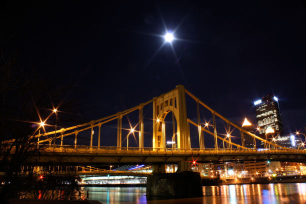 有桥和灯笼的夜市图片下载