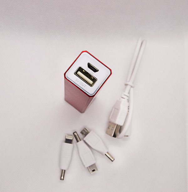 电源组，孤立在黑色背景下图片下载