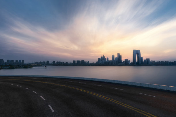 苏州柏油路及市区建筑、车道及道路。图片下载