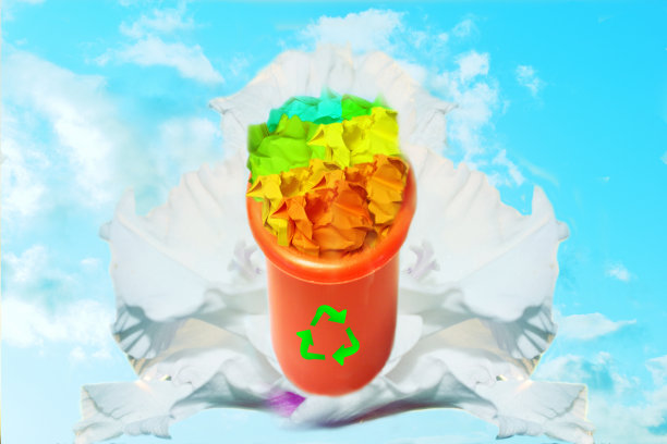 有回收标志的垃圾桶里装满了五颜六色的废纸。剑兰和蓝天的背景。循环利用、自然环保的理念。图片下载