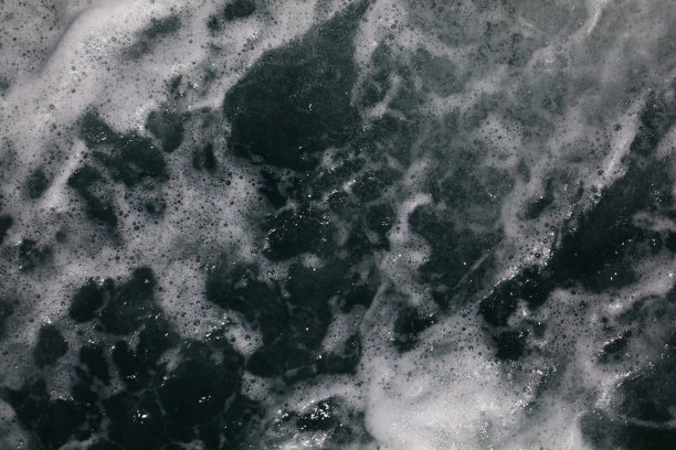 模糊的图像，双散焦海绵和海啸吹向海岸图片下载