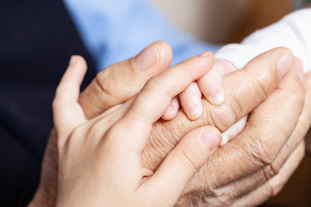 近距离照片的高级手牵着婴儿和孩子的手图片下载