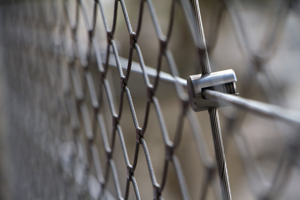 特写铁链栅栏上的白色金属立柱，金属网，选择性聚焦图片下载