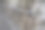 特写铁链栅栏上的白色金属立柱，金属网，选择性聚焦图片下载