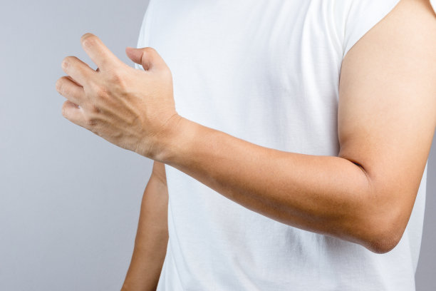 被太阳晒伤的手在手表上留下了痕迹图片下载