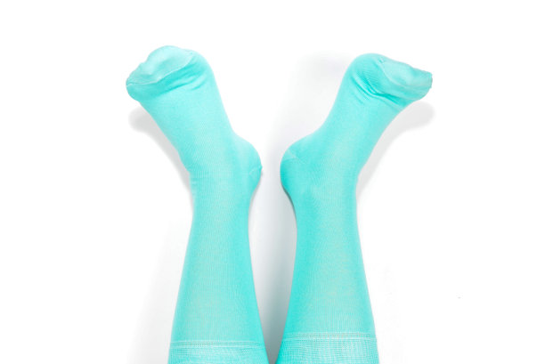 穿蓝袜子的女人孤立在白色背景下。前视图。图片下载