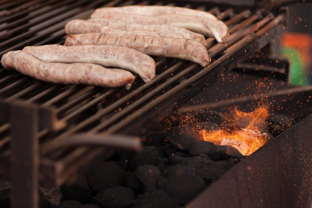 烤架上的新鲜香肠噼啪作响图片下载