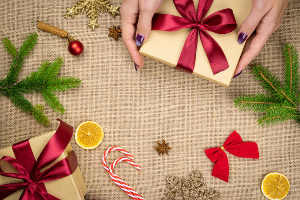 新年前夕。2020年圣诞节装饰孤立在亚麻纹理背景上。圣诞节庆祝活动模式。平面设计。本空间图片下载