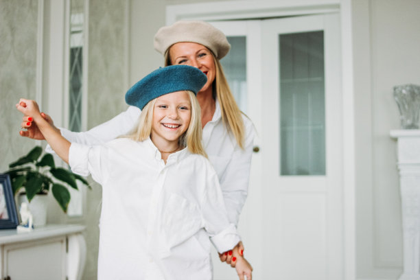 年轻有趣快乐的金发妈妈和她可爱的女儿一起在客厅玩，幸福的家庭生活方式图片下载