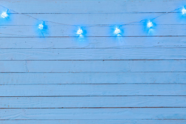 圣诞和新年的背景，以冰块形式的蓝色灯泡组成的电动花环图片下载