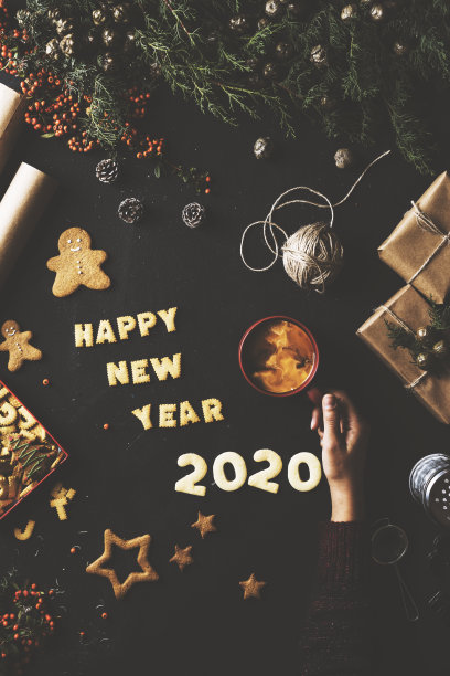手捧咖啡，2020年新年概念桌顶拍图片下载