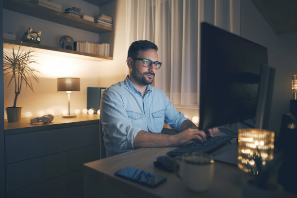 晚上在家远程工作图片下载