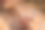 近距离的户外照片的年轻女性萨满在米色衣服裸露的脖子和肩膀持有传统的hutsul drymba，下巴的竖琴，银色的vargan在手里。图片下载