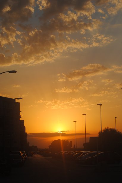 疲惫的城市上空美丽的落日图片下载