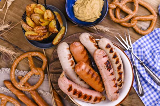 传统的巴伐利亚烤香肠配芥末庆祝啤酒节。木制背景和民族食品。俯视图图片下载