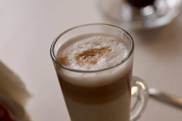 咖啡馆里的秋天咖啡和蛋糕图片下载