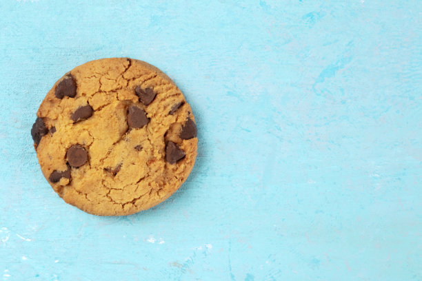 巧克力曲奇饼，无麸质，蓝色背景上方的照片图片下载
