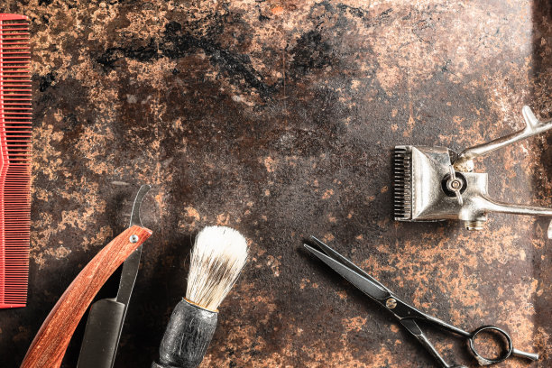 美发剪刀，老式手工剪，梳子，刷子，危险的剃须刀，都在一个生锈的老漂亮的表面上。图片下载