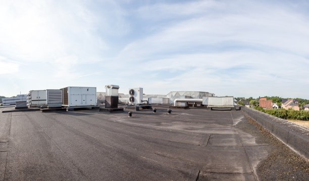 屋顶上有通风管道图片下载