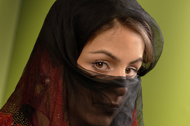 戴面纱的中东年轻女性肖像图片下载