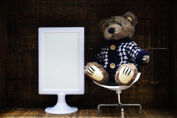 空白展示架架与泰迪熊在木制背景图片下载