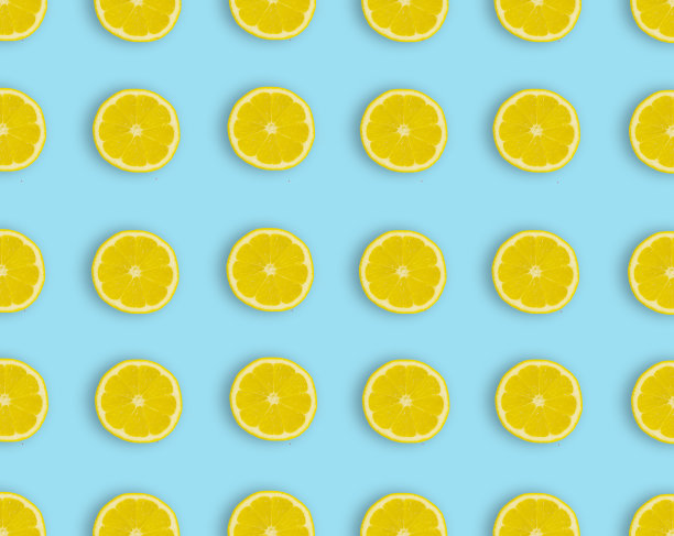 模式。蓝色背景上的新鲜柠檬片。平铺，俯视图-图像背景。图片下载