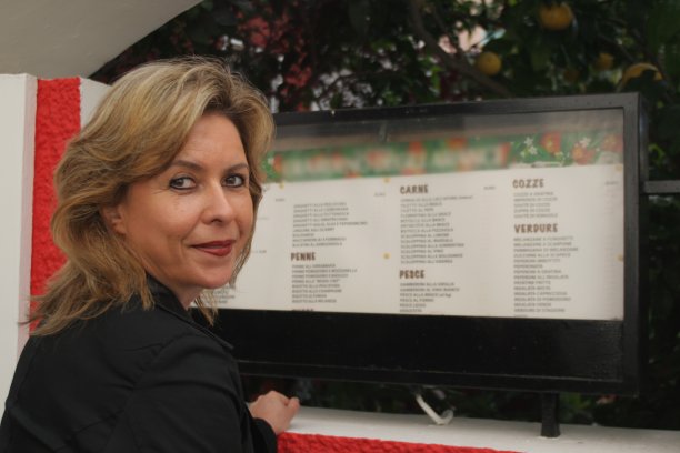 意大利餐厅前的美女图片下载