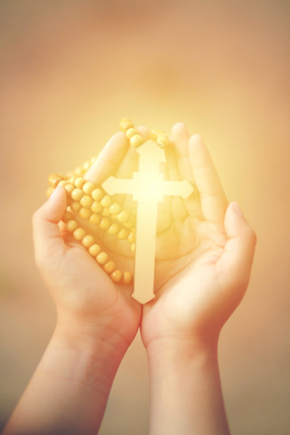 特写木十字在手望的概念。图片下载